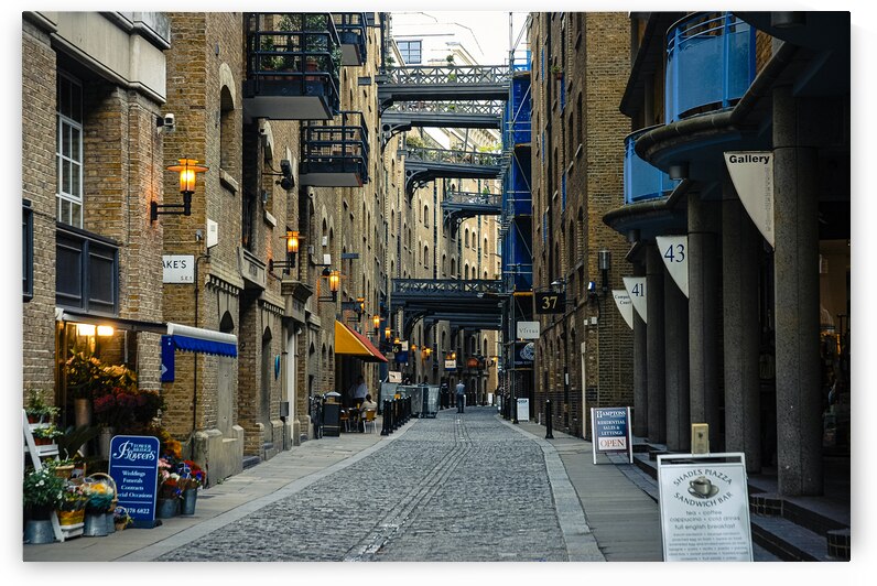 London aisle by Tono Chavez