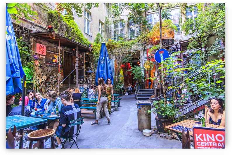 Store Berlin 5L3A3239 by Tono Chavez