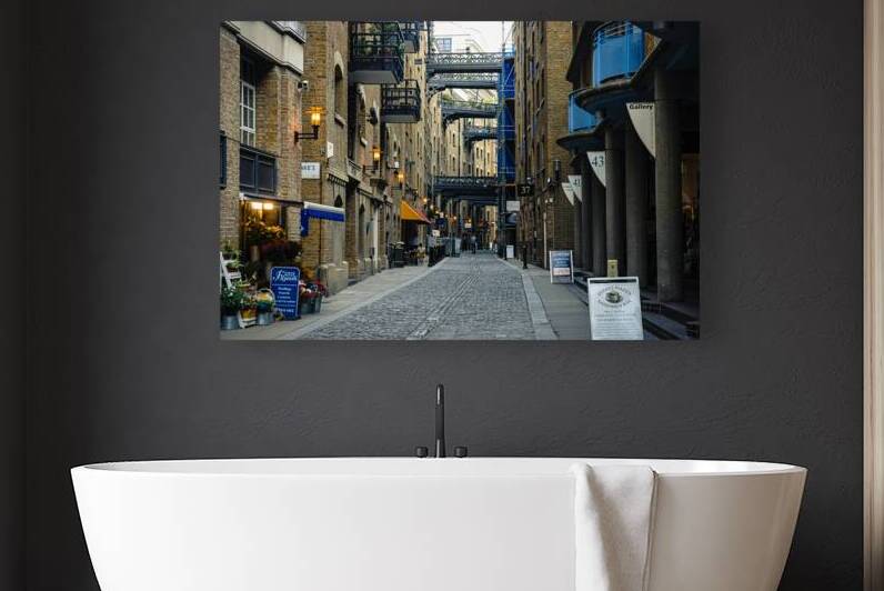 London aisle by Tono Chavez